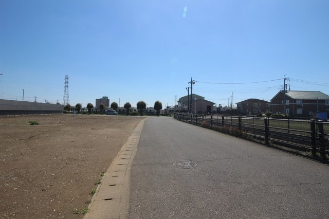 《分譲地》小山市土塔　全8区画の前面道路含む現地写真|分譲地西側道路（2026年4月撮影）