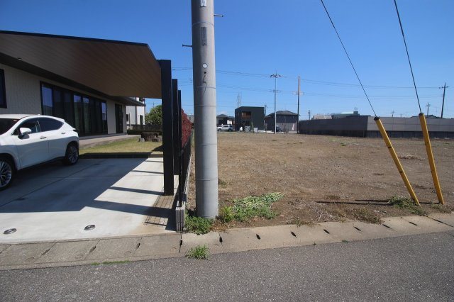 《分譲地》小山市土塔　全8区画の外観|分譲地北側との境界部分（2026年4月撮影）