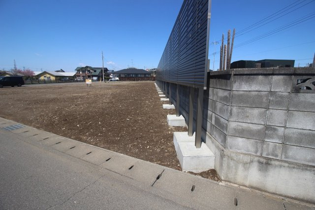 《分譲地》小山市土塔　全8区画の外観|分譲地東側との境界部分（2026年4月撮影）