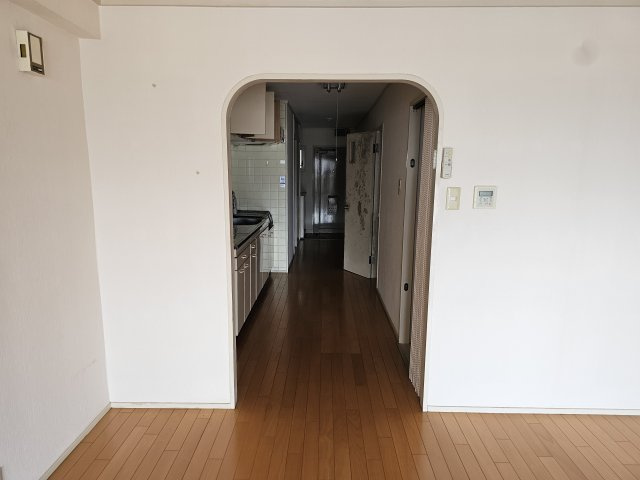 サンピア久米田のその他|リビングダイニングからのキッチン風景