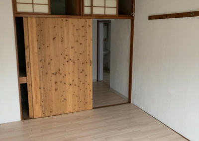 【寝室】 | 相武台団地1505号棟 | 寝室でゆっくりと過ごすためにはベッド周りの適度な空間を担保することや窓の位置、照明の明るさ、寝室の広さなどを考える必要があります。自身や家族の構成とライフスタイルに併せて寝室にする部屋を選びましょう！