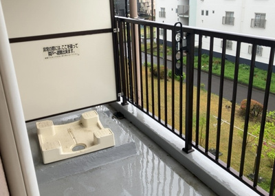 【バルコニー】 | 相武台団地1505号棟 | バルコニーは、室外の専用スペースのうち、「屋根がなく開放された空間」であるものを指します。ベランダより広いタイプのものが多く、日当たりもよいため家庭菜園などを楽しみたい人にとって適した環境となります。