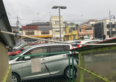 【駐車場】 | 相武台団地1505号棟 | 駐車場と明記されていても、最小スペースでつくられた駐車場だと大型車は駐車できなかったり、出入りしにくくなったりする可能性があります。お車のサイズと購入したい物件の駐車場のサイズを現地で確認しましょう。