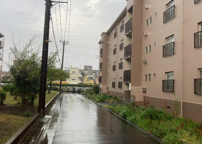 【外観】 | 相武台団地1505号棟 | 住宅用の土地では前面道路に2m以上接していなければならないと法律で定められています。しかし、お持ちの車のサイズやライフスタイルなどにより、2mでは利便が悪い場合もございますので、事前に確認しましょう。
