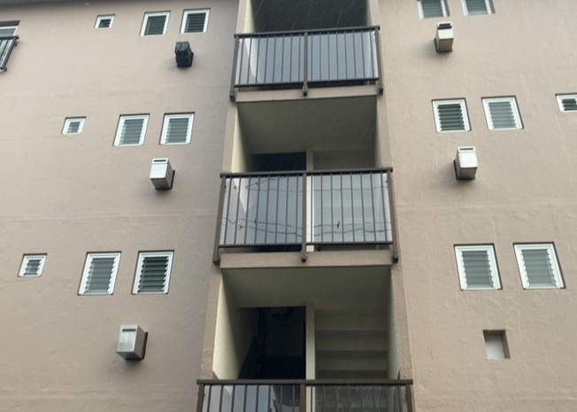【構造・工法・仕様】 | 相武台団地1505号棟 | 木造住宅とは土台、壁、柱など建築物の強度を支える構造体の材に木が使用されている構造を指します。構造体は建物の自重を支えるだけではなく風圧や水圧、積裁荷重などあらゆる衝撃に耐えるための基礎です。