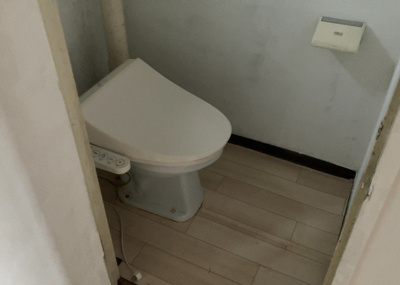 【トイレ】 | 相武台団地1505号棟 | トイレは大きさや形、機能、抗菌性などが異なる多種多彩なタイプが各メーカーから出ています。それぞれに良さがあるため、事前にどういったタイプのトイレがいいのかをご家庭内で決めて、内見に行くといいでしょう。