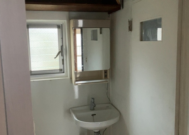 【独立洗面台】 | 相武台団地1505号棟 | 洗面化粧台では顔を洗ったり、身だしなみを整えることが本来の使い方ですが、用途によっては洗面化粧台に求められる機能が違ってくるため、ご自身や家族のライフスタイルに合ったものを選ぶことをおすすめ致します。