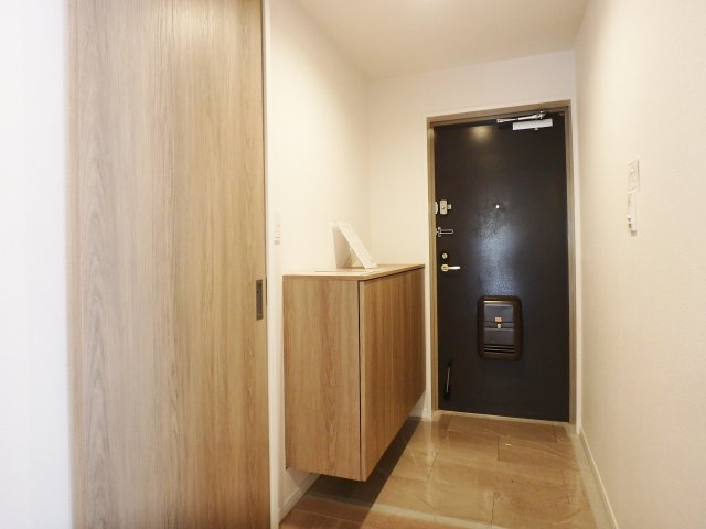 コスモ西宮山手の玄関