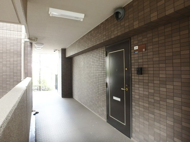 コスモ西宮山手の玄関