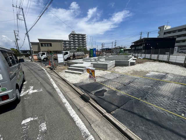 新築　高崎市新町　Blooming　Garden　3号棟の前面道路含む現地写真|現地写真　西側接道幅員約4ｍ　南側接道幅員約2ｍ