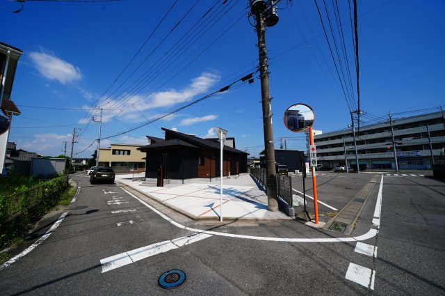 新築　高崎市新町　Blooming　Garden　3号棟の前面道路含む現地写真|現地写真　西側接道幅員約4ｍ　南側接道幅員約2ｍ