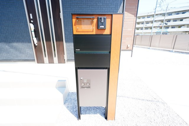 新築　高崎市新町　Blooming　Garden　3号棟の玄関|　ポストと一体型のTVモニターホンでセキュリティ安心！

