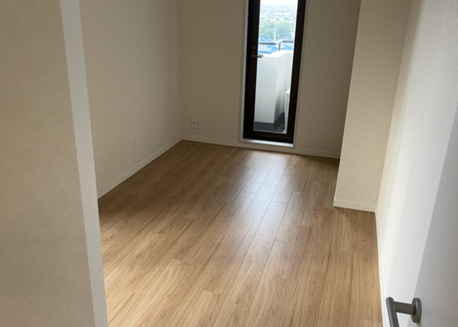 【洋室】 | セントエルモ玉川学園 | 洋室のメリットは重い家具が置きやすく、身の回りが整理しやすいことです。 床がフローリングのため畳とは異なり凹みにくいです。 クローゼットなど収納が豊富で、普段使わない旅行カバンや服の整頓も簡単にです。