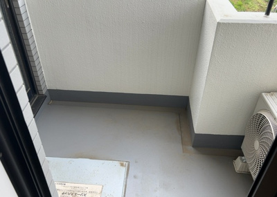 【バルコニー】 | セントエルモ玉川学園 | バルコニーは、室外の専用スペースのうち、「屋根がなく開放された空間」であるものを指します。ベランダより広いタイプのものが多く、日当たりもよいため家庭菜園などを楽しみたい人にとって適した環境となります。