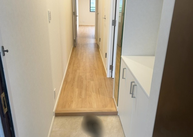 【玄関】 | セントエルモ玉川学園 | 玄関は家の顔でもあり、家族以外の目にも止まる場所です。玄関は外との間を仕切る扉、靴などをしまっておく収納スペース、靴脱ぎのたたきスペース、来客とのやり取りをするドアホンなど複数のアイテムからなります。
