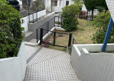 【エントランス】 | セントエルモ玉川学園 | マンションのエントランスには、もともと風よけや防犯の役割がありますが、マンションによって宅配ボックスなどの設備が備わっている所もあります。日々の生活をイメージしながら生活しやすさをチェックしましょう。