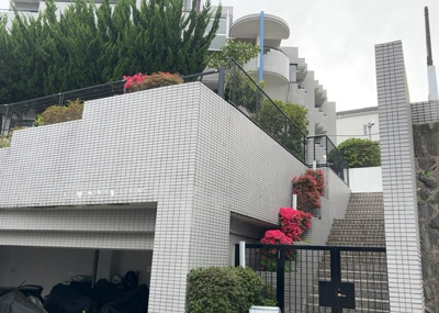 【現況写真】 | セントエルモ玉川学園 | 外観はマンション管理がされているかの目安になります。築年数が古いと、壁面は劣化してひび割れが生じることも！建物が古びていても細かいところが修繕されていると、きちんと管理されているなぁと感じるでしょう。
