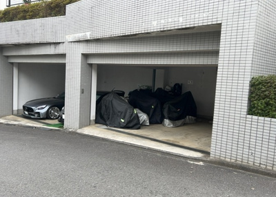 【駐車場】 | セントエルモ玉川学園 | 車一台あたりに必要なスペースは、標準サイズの普通自動車で横幅2m50cm、長さ5mは必要になります。ただし、乗降のことも考慮して横幅3m30cm、長さ5m50cmほどは確保できるところを選びましょう。