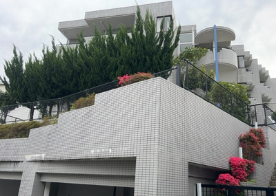 【庭】 | セントエルモ玉川学園 | 物件によっては、入居者が個人的に使用できる専用庭がついているものもあります。また、住宅の中にある土間の部分を庭と呼ぶこともあります。庭の用途は住む人によって変わり、それによってデザインもさまざまです。