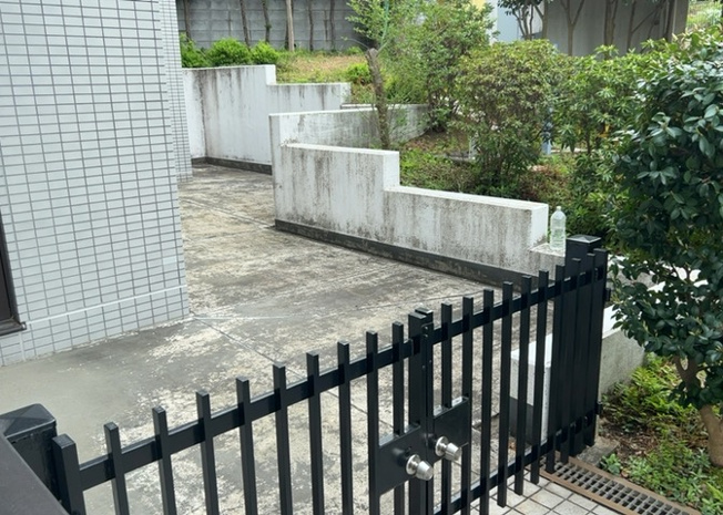 【受付】 | セントエルモ玉川学園 | 受付はマンションコンシェルジュがいる場合もあれば、管理人が滞在する小部屋を総称して呼ぶことがあります。主にエントランスに設置されていることから、防犯面でも期待ができます。防犯設備がない場合はより安心！