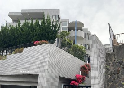 【構造・工法・仕様】 | セントエルモ玉川学園 | ＲＣ造、Reinforced Concreteは直訳すると補強されたコンクリートです。主に柱や梁・床・壁が鉄筋とコンクリートで構成おり、鉄筋を組んだ型枠にコンクリートを流し込んで固めたものを指します。