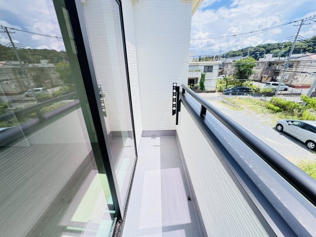 松戸市八ケ崎６丁目新築戸建【八ヶ崎小学校:6分】のバルコニー|寝室前南向きバルコニー・日当たり良好♪