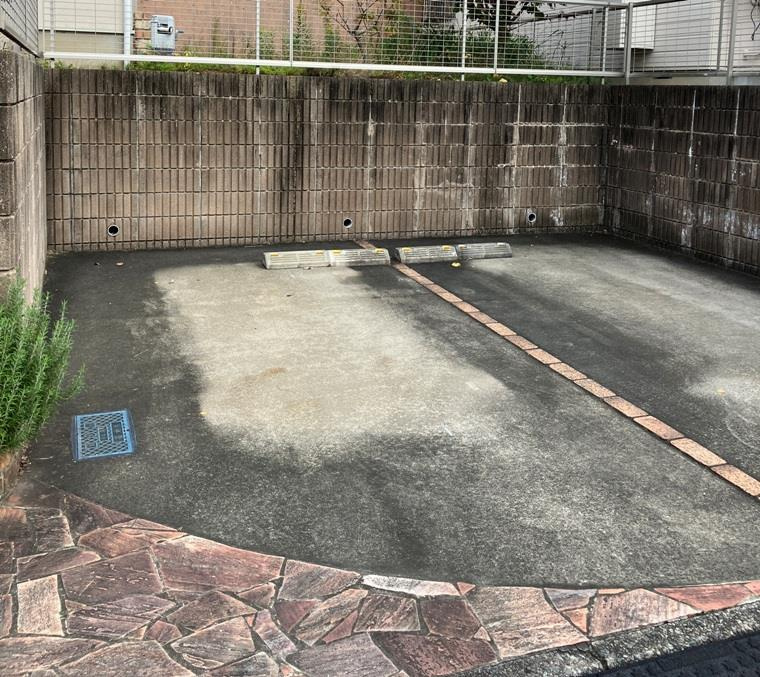 大場町戸建の駐車場