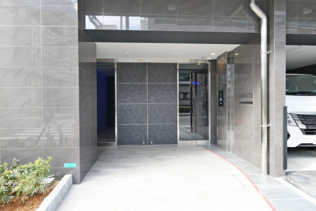 セレニテ新大阪グランデシュッドのエントランス