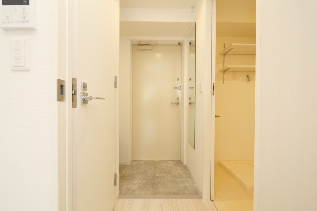 セレニテ新大阪グランデシュッドの玄関