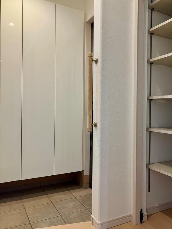 岡本戸建の玄関