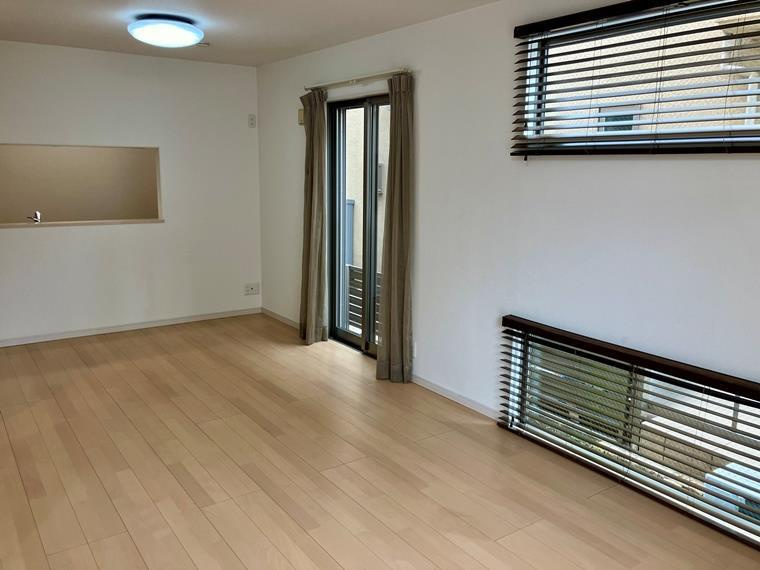 岡本戸建の居間・リビング