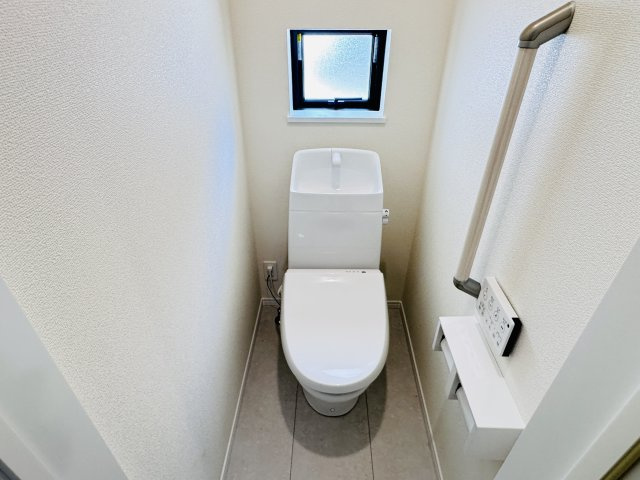 八ケ崎６丁目新築戸建【八ヶ崎小学校:6分】のトイレ|温水洗浄暖房便座つきトイレ