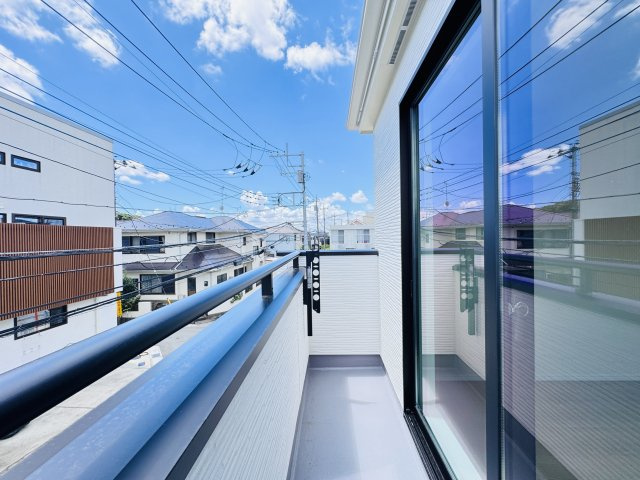 八ケ崎６丁目新築戸建【八ヶ崎小学校:6分】のバルコニー|寝室前南向きバルコニー・日当たり良好♪