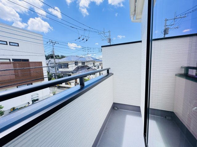 八ケ崎６丁目新築戸建【八ヶ崎小学校:6分】のバルコニー|5.25帖洋室前南向きバルコニー・日当たり良好♪