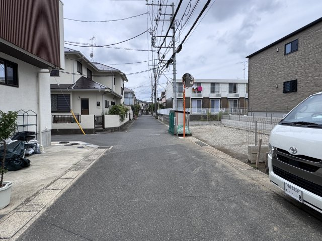 八ケ崎６丁目新築戸建【八ヶ崎小学校:6分】の前面道路含む現地写真|南側前面道路