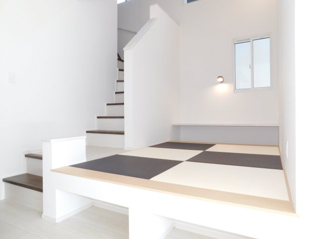 海部郡蟹江町八幡１丁目の新築一戸建の居間・リビング|◇マルチスキップ◇　　キッズスペースや書斎など多用途に利用できます♪