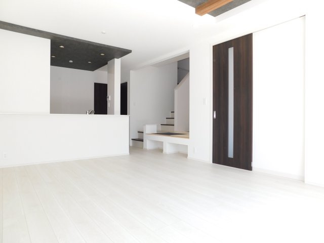 海部郡蟹江町八幡１丁目の新築一戸建の居間・リビング|◇リビング◇　　南面で明るいリビング１９．０帖　吹抜けのカウンター付きタタミコーナー