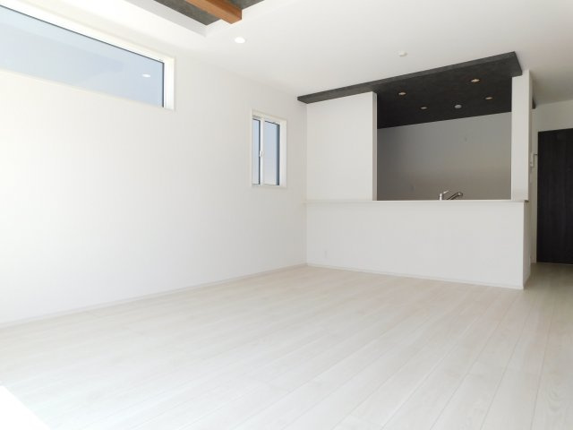 海部郡蟹江町八幡１丁目の新築一戸建の居間・リビング|◇リビング◇　　南面で明るいリビング１９．０帖　ポップアップ天井のオシャレなキッチン♪