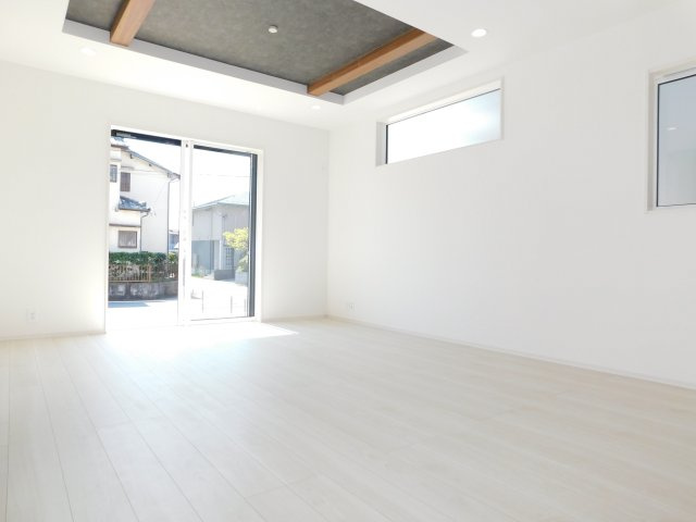 海部郡蟹江町八幡１丁目の新築一戸建の居間・リビング|◇リビング◇　　南面で広くて明るいリビング１９．０帖　開放感のある折上天井のリビング♪