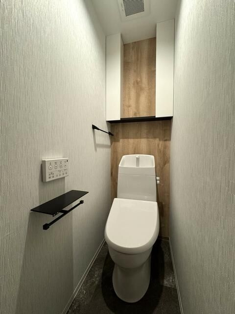 ＥＭＩＮＥＮＴ亀戸のトイレ|落ち着いた色調のトイレです