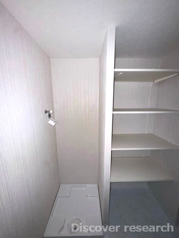 エストラーセ長池のランドリースペース|【ランドリースペース】※本写真は照明がついていない状態のものです。
洗濯パンの横には大きな収納棚がありバスタオルなど綺麗に収納しておくことが可能です！