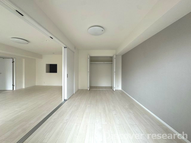 エストラーセ長池の洋室|【洋室（約8.0帖）】※本写真は照明がついていない状態のものです。
南向きの洋室の為、陽当たり良好で明るいお部屋です◎
扉を開放することでＬＤＫと一体利用することも可能です！
