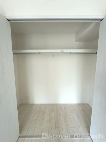 エストラーセ長池の収納|【クローゼット】※本写真は照明がついていない状態のものです。
奥行きのあるクローゼットでキャリーケースのような大きな荷物も収納することができそうです。