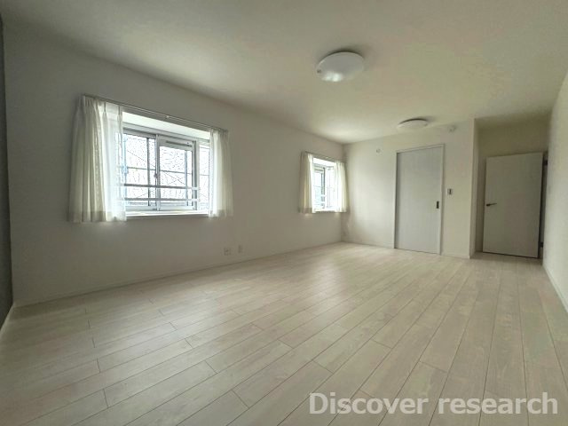 エストラーセ長池の洋室|【洋室（約11.5帖）】※本写真は照明がついていない状態のものです。
約11.5帖の開放的な洋室です。腰壁窓のためベッドなどの家具が配置しやすいです！