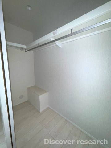 エストラーセ長池の収納|【ウォークインクローゼット】※本写真は照明がついていない状態のものです。
ワイドなウォークインクローゼットで洋服が収納しやすそうです！