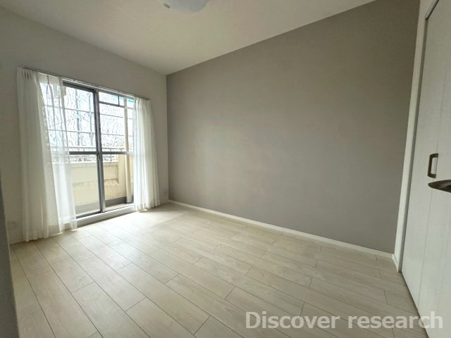 エストラーセ長池の洋室|【洋室（約4.5帖）】※本写真は照明がついていない状態のものです。
コンパクトな洋室で様々な用途で利用できそうです。