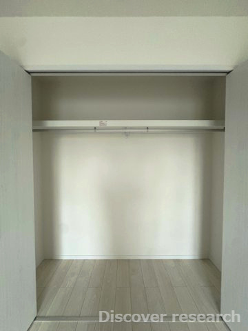 エストラーセ長池の収納|【クローゼット】※本写真は照明がついていない状態のものです。
奥行きのあるクローゼットで収納しやすそうです。