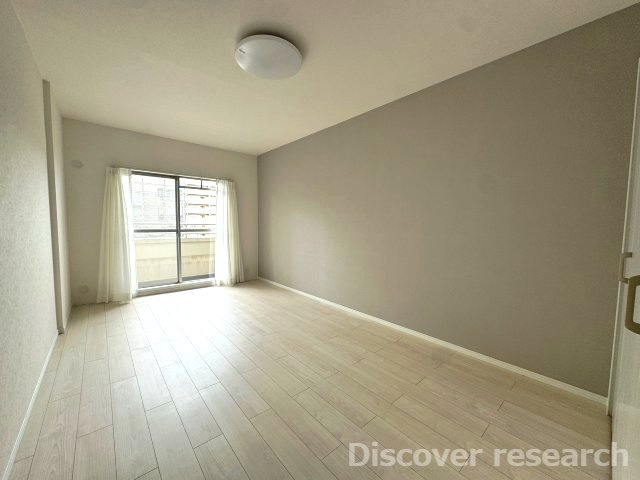 エストラーセ長池の洋室|【洋室（約8.4帖）】※本写真は照明がついていない状態のものです。
南向きの洋室で自然光が差し込む明るい洋室です。