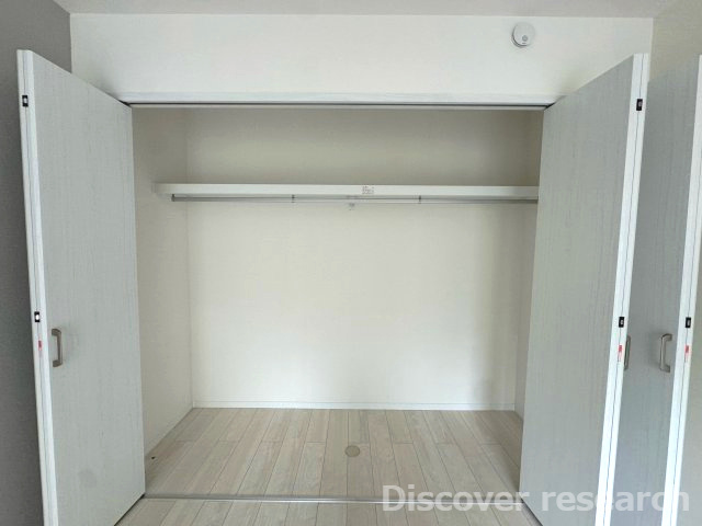 エストラーセ長池の収納|【クローゼット】※本写真は照明がついていない状態のものです。
横にも縦にも広い大容量のクローゼットです。クローゼットの中に収納棚なども設けられそうです！