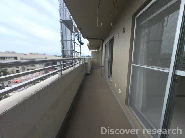 エストラーセ長池のバルコニー|【バルコニー（14.77㎡）】
南向きのワイドバルコニーで洗濯物が干しやすそうです！
５階部分の最上階の為、眺望良好です！